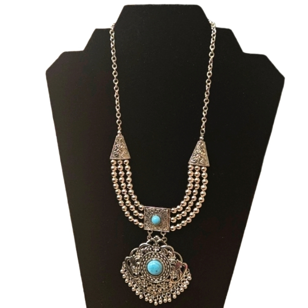 FASHION COSTUME JEWELRY Faux Turquoise Necklace.